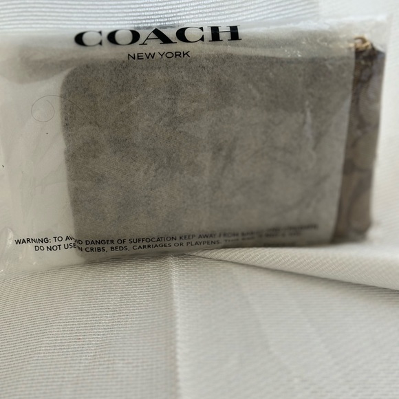 Never Used coach Wallet🤎Add This Color to Your Collection! - Picture 3 of 6